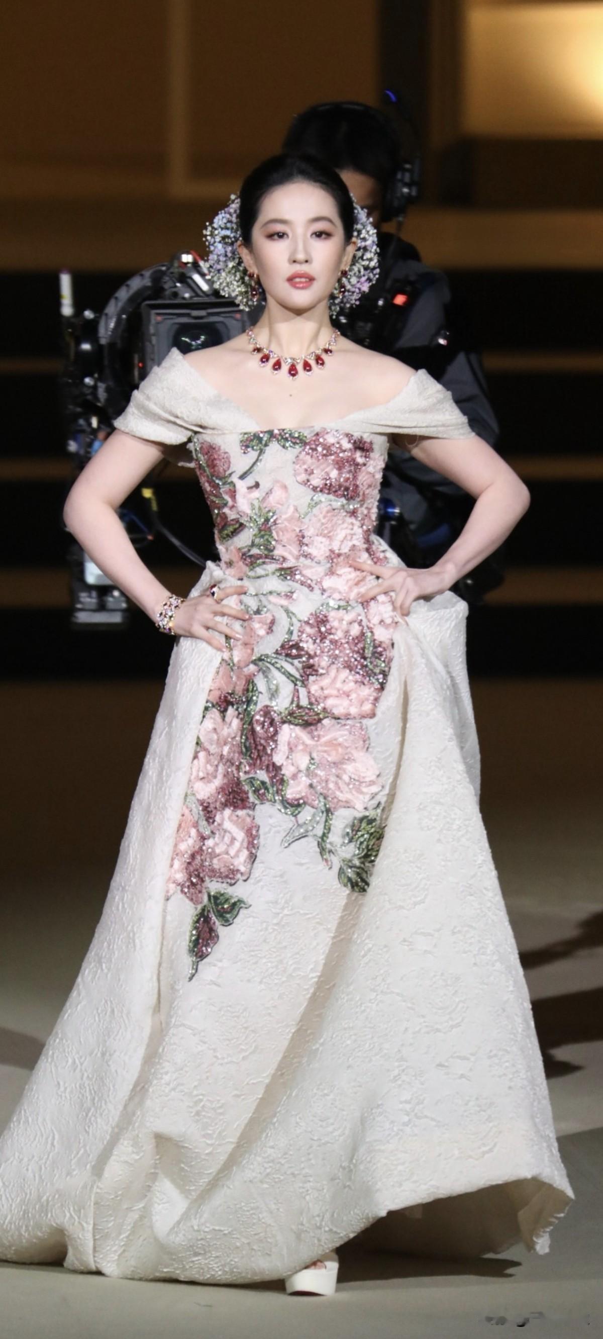 女明星谁最漂亮？刘亦菲VOGUE盛典红毯压轴出场，茜茜公主降临，妈呀！！！！太美