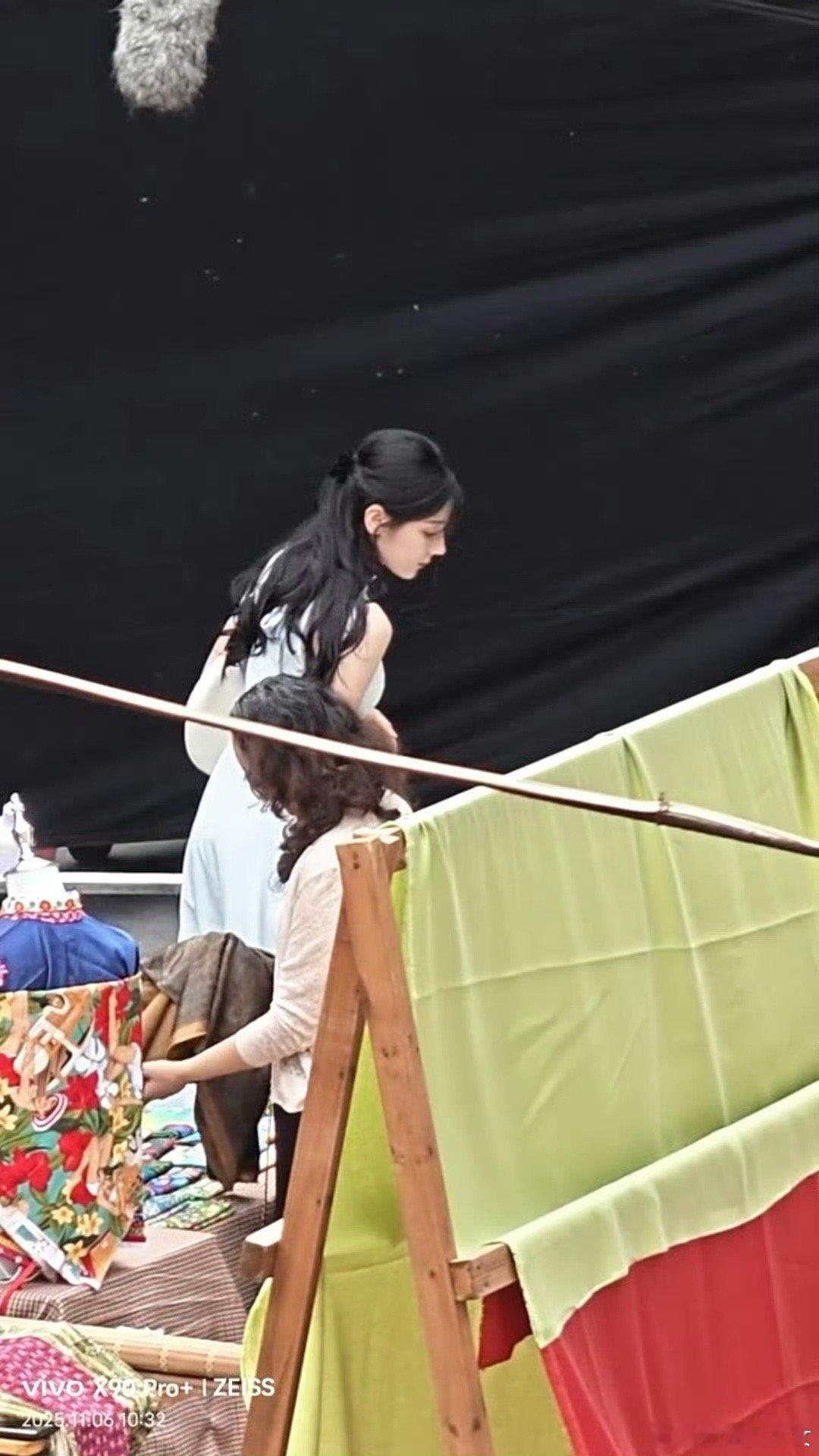 迪丽热巴卫蓝白色连衣裙 迪丽热巴卫蓝连衣裙好美呀，完全就是女神～ ​​​