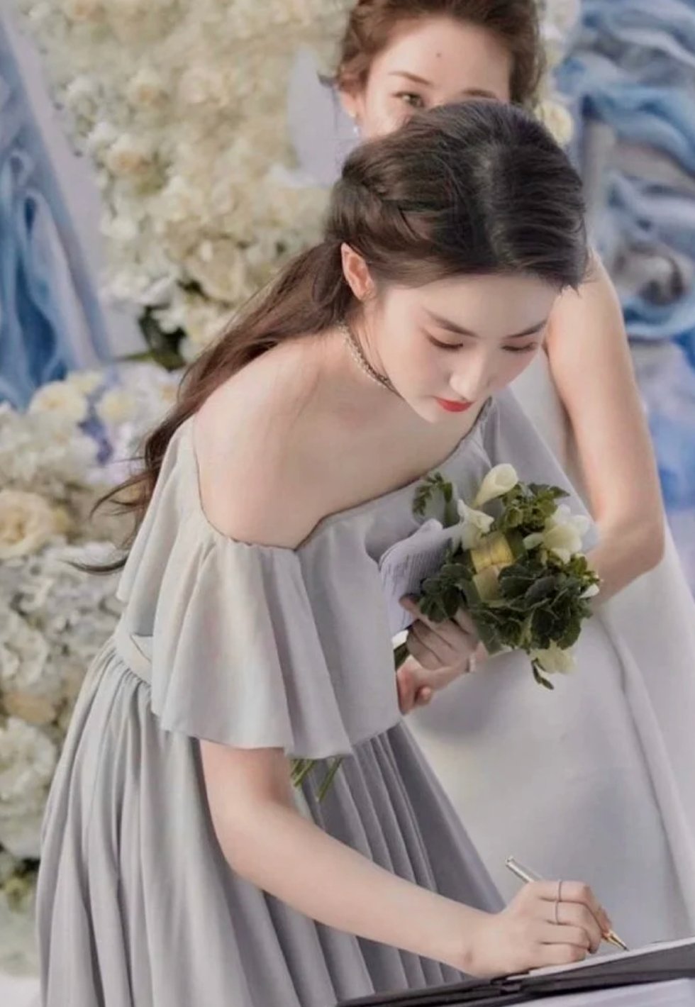 白的发光的神仙姐姐：刘亦菲。 ​​​