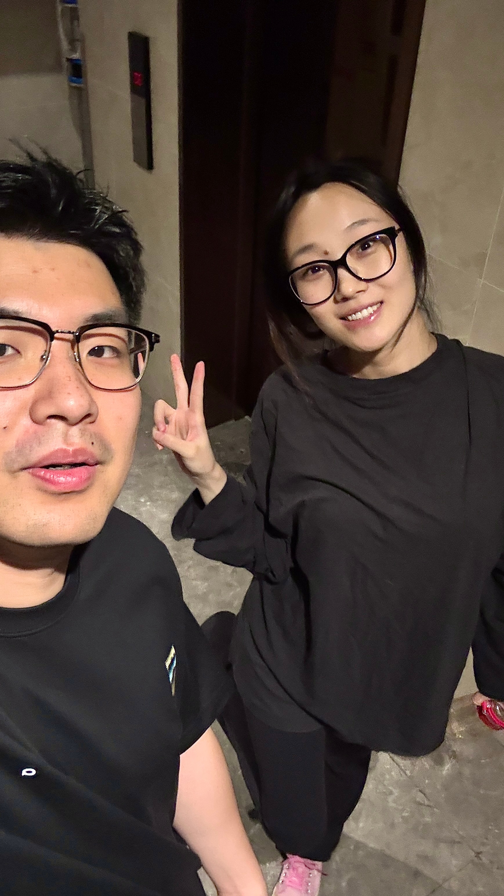 最近都喜欢让爸爸抱着拉臭臭💩 拉完还会对你笑get越来越多的新技能 笑 趴着 