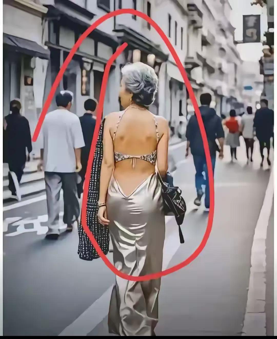 各位：这个年纪这样的穿着打扮你们接受的了吗？有人会说：这么大年纪了，穿着这样大尺