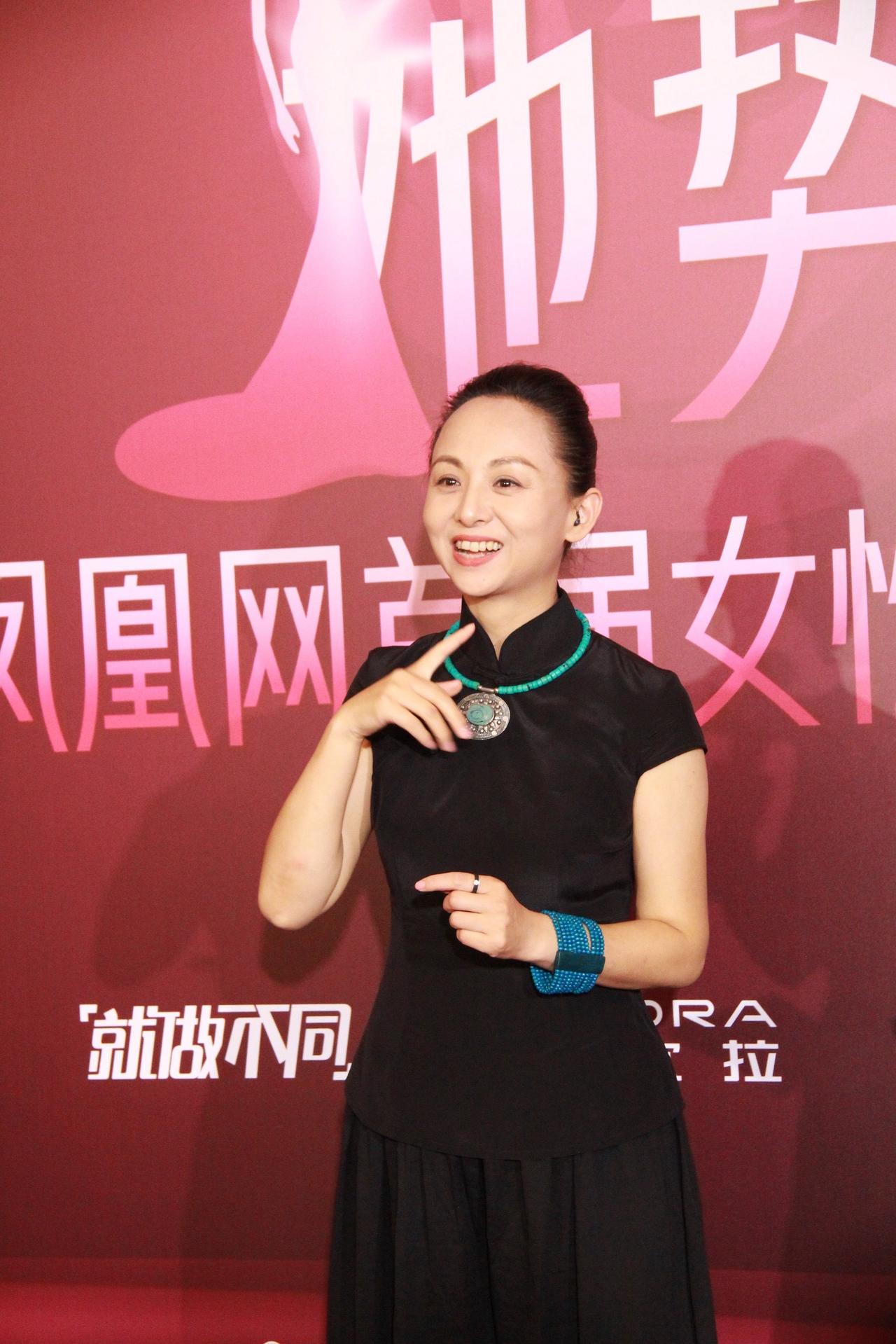 邰丽华：当年凭借《千手观音》震撼全国的聋哑舞者邰丽华，婚后并未淡出，而是走上了更