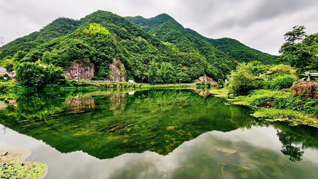 在职场待久了你就会发现一个很普遍的事儿：
好多公司升职不靠学历，也不靠干活的本事