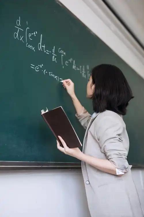 大学教师博士比例不算高。
       教育部最新数据显示，2024年全国高校教