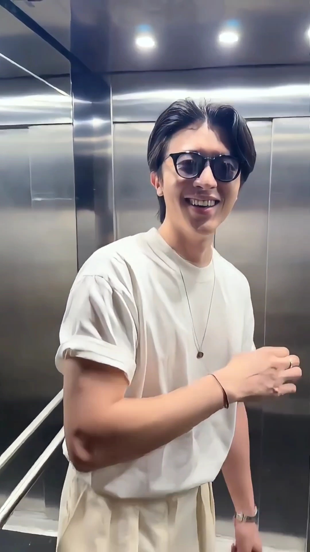 两位就这么酷爱热演 