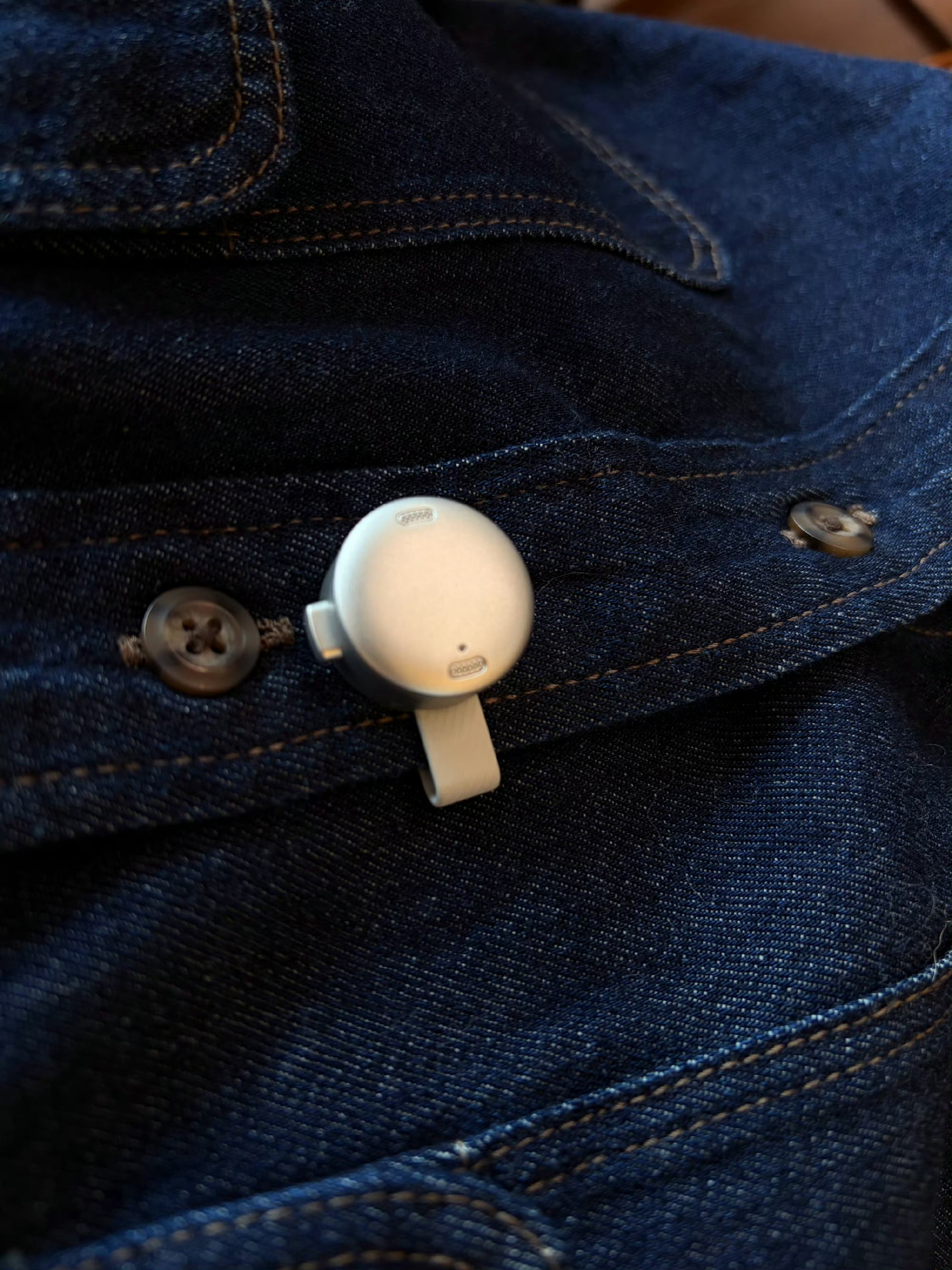 苹果首款AI穿戴设备曝光：一款可别在衣服上的智能别针主打语音交互和轻量任务处理。