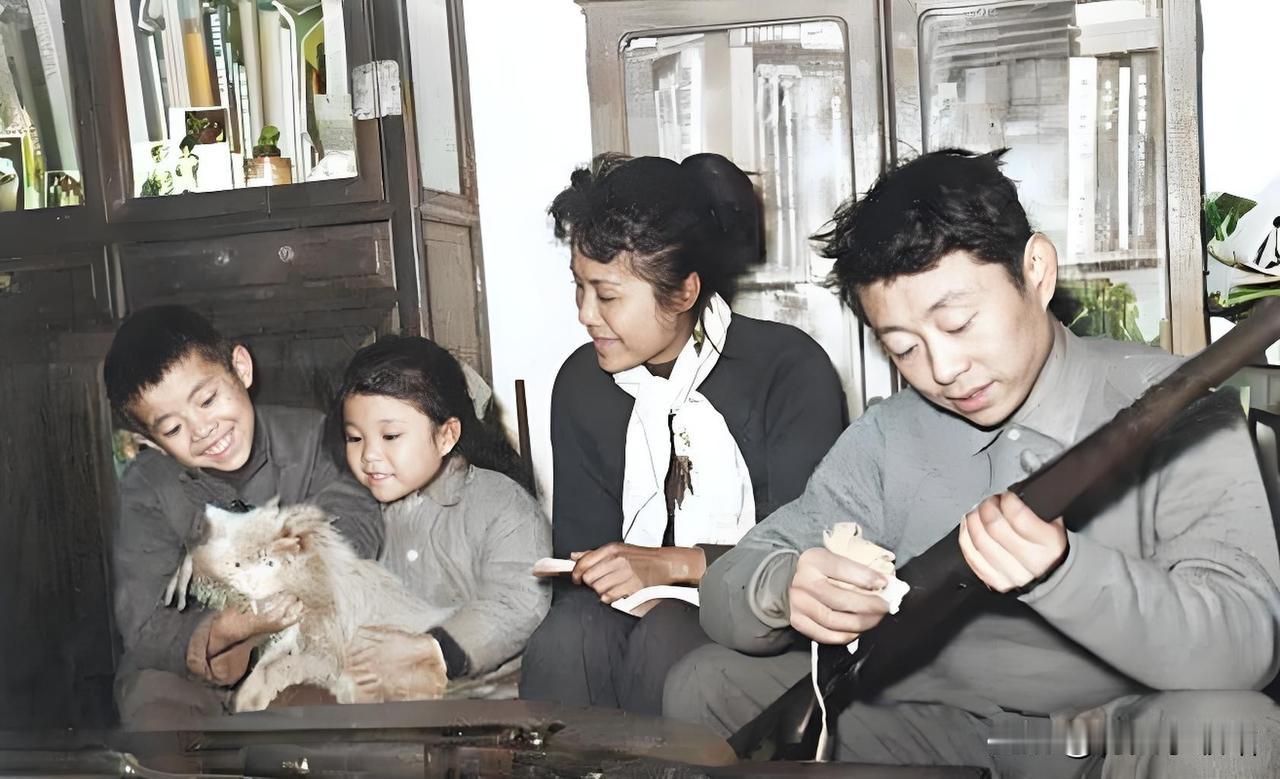 这是1961年黄永玉家的合影，从左到右是黄黑蛮、黄黑妮、张梅溪、黄永玉，老爷子正