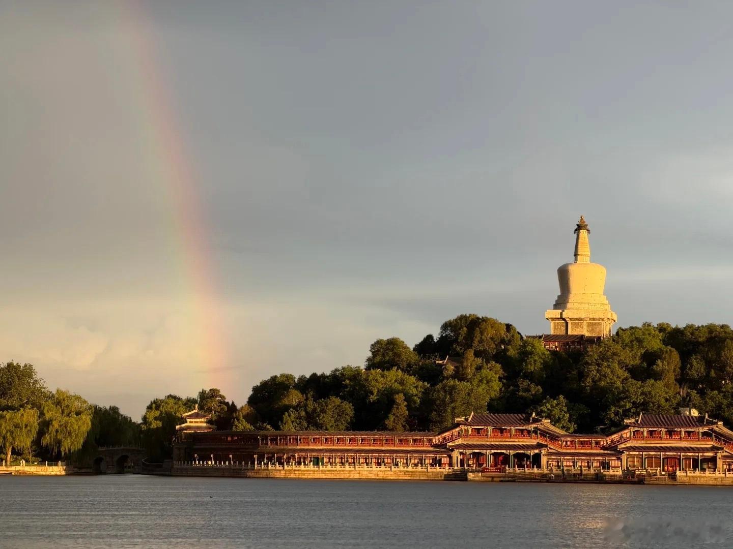北京雨后双彩虹好惊艳北京雨后的双彩虹被各个网友们拍得太美啦。镜头定格下各处独有的