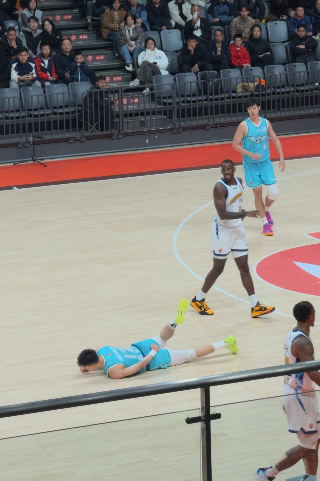 段昂君这个情况看着有点糟糕，希望他没事 cba俱乐部杯