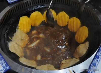 今年最难忘的美食，非老家的铁锅炖大鹅莫属。上次回老家，一家人围在热气腾腾的铁锅旁