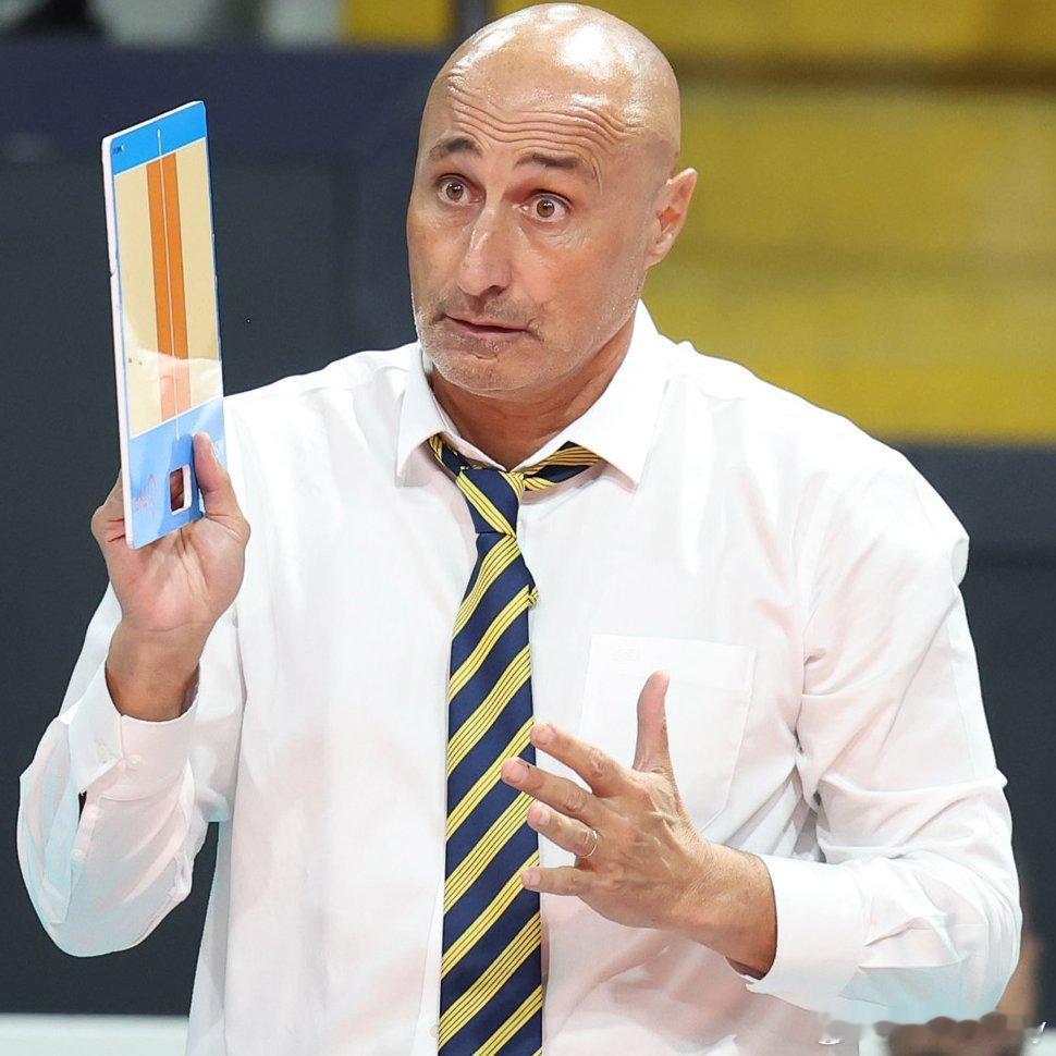 阿邦丹扎回应巴尔加斯缺阵原因:身体上有些问题。女排国际排坛动态