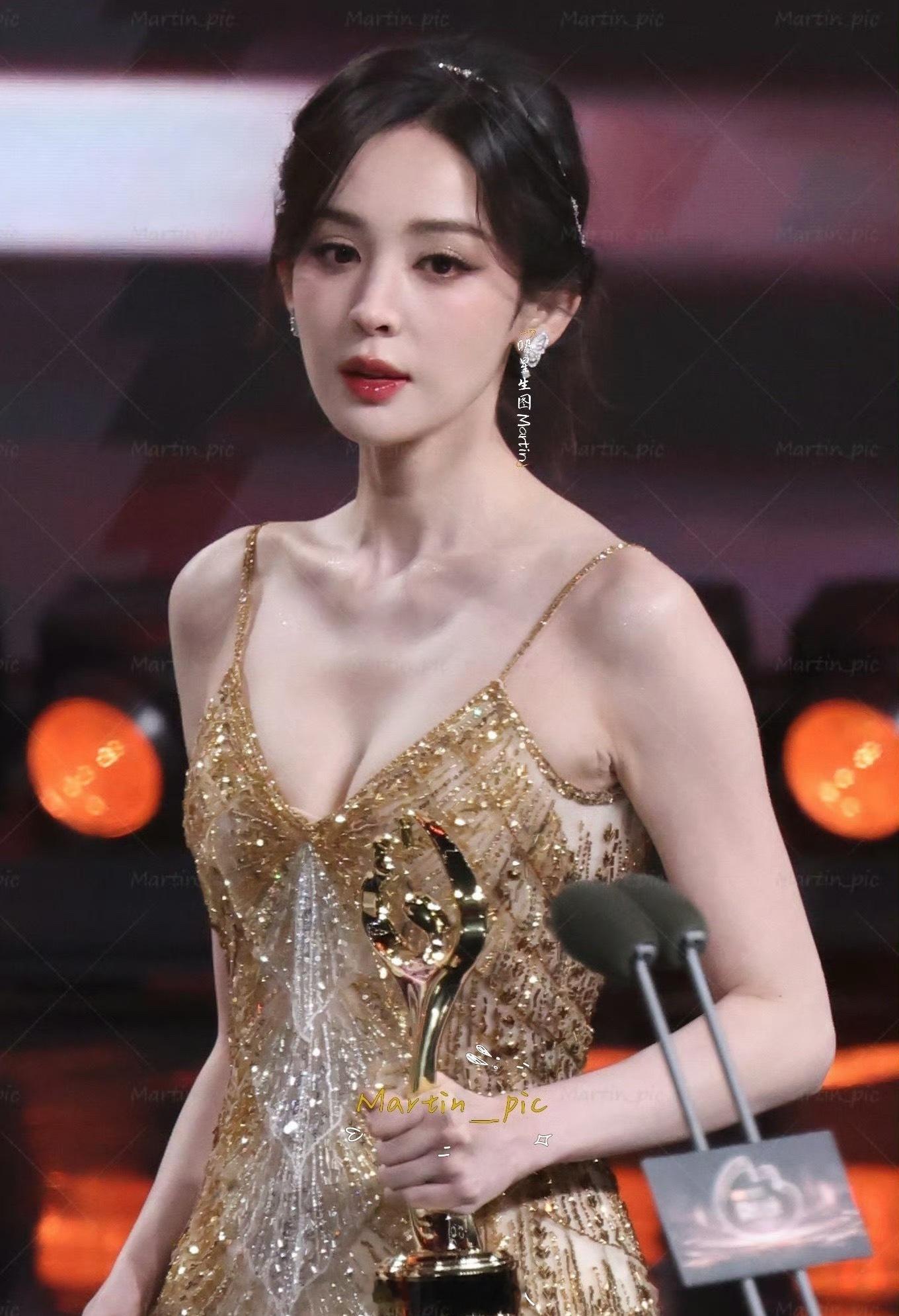 娜扎 微博之夜的造型太性感了👍👍 