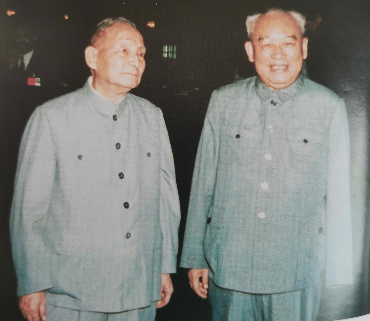 1985年9月，在党的全国代表大会上，两位开国元勋在一起。左边是陈云同志。右边是