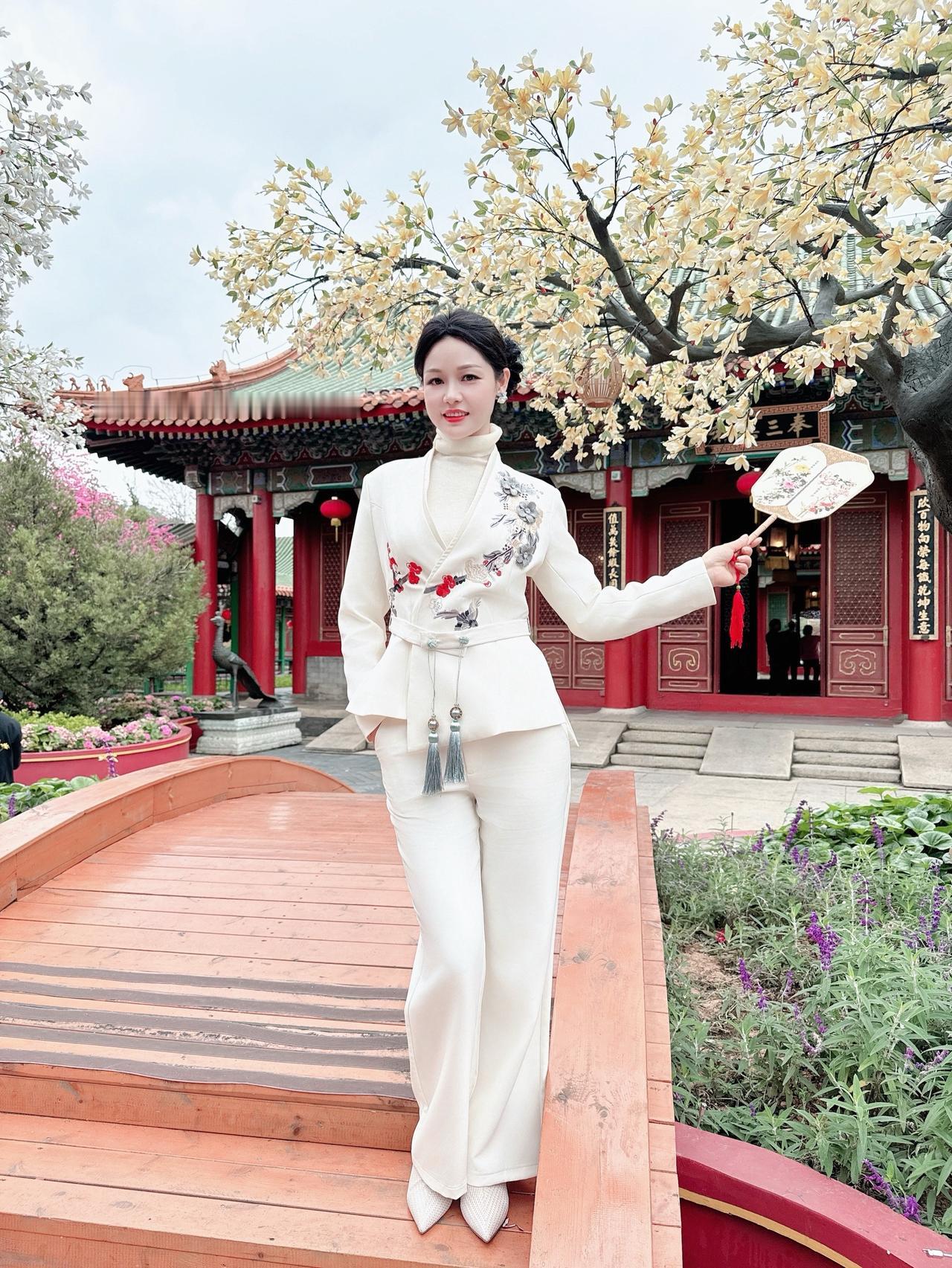 立春快乐！愿人随春好，春与人宜，这一年，愿四时平安 ，万物可爱。穿搭用抖音记录美