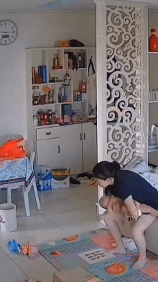 妈妈抱着孩子起身瞬间滑倒！
即使是这样，她滑倒后还是第一时间查看孩子有没有受伤？