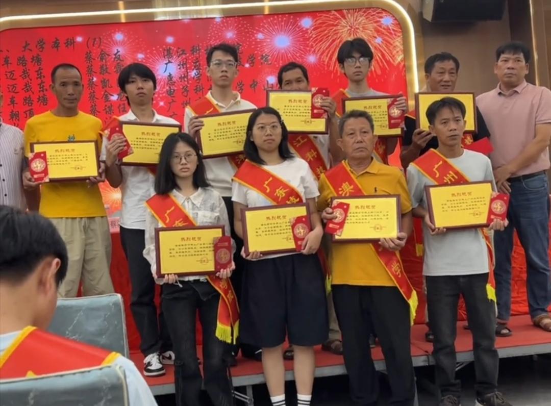 祠堂里的奖学金：雷州客路蔡氏百年文脉的当代回响


乐只村蔡氏宗祠里，红纸墨书的