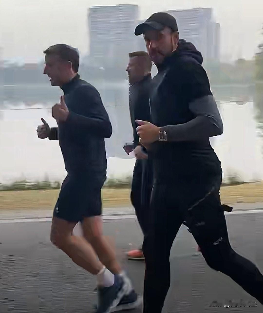 法国总统马克龙在成都锦城湖公园晨跑！