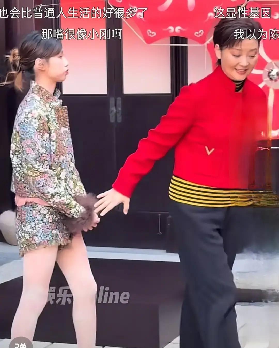 手，悬在半空。
红毯尽头，徐帆指尖刚触到养女的手腕——  
女孩的手腕像受惊的鸟