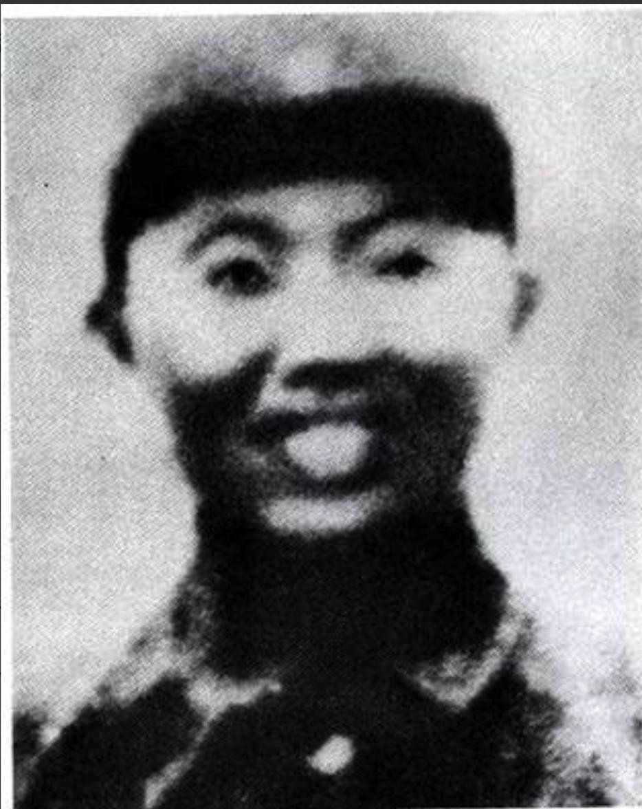 1942年，八路军神枪手王凤麟被围，仅剩一弹。枪口抬起——这最后一发，留给鬼子，