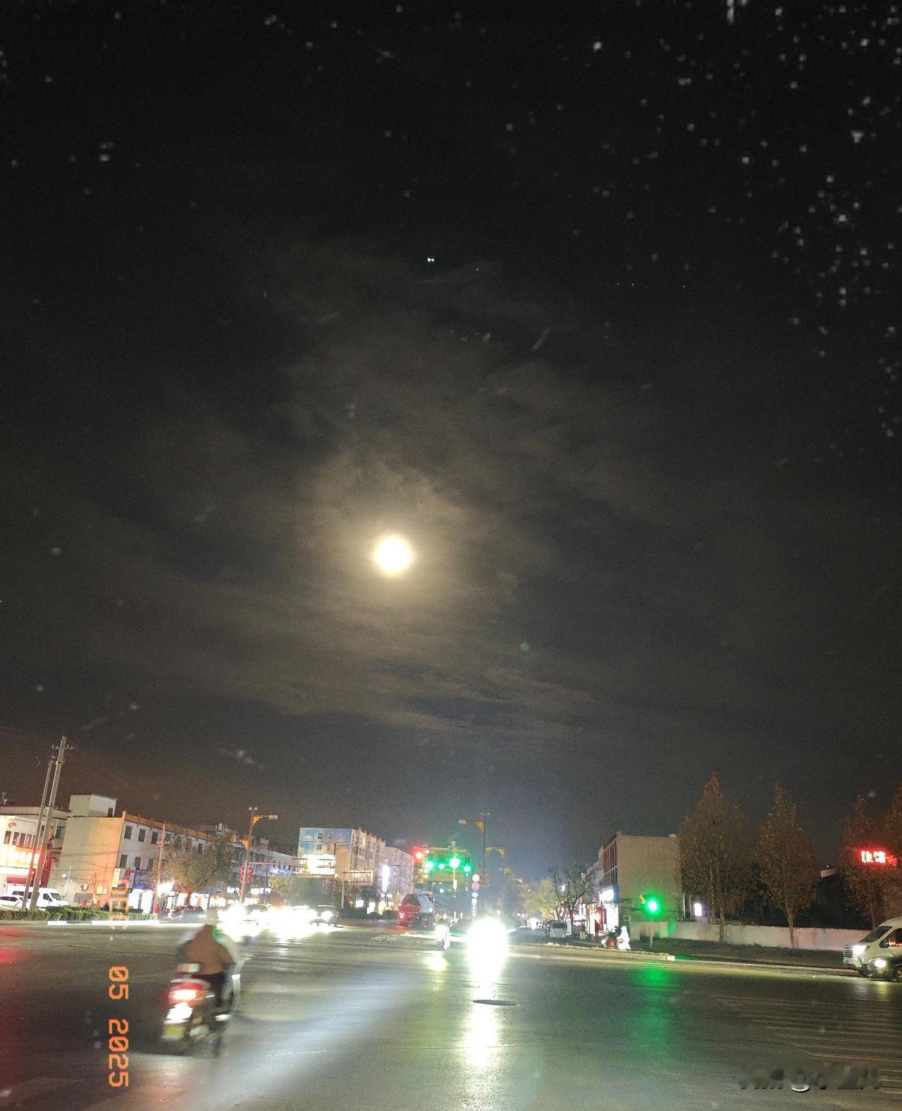 刚出门随手咔的一张，你们瞅这月亮——裹着云跟个发光的大元宵似的！路边灯笼晃悠着红