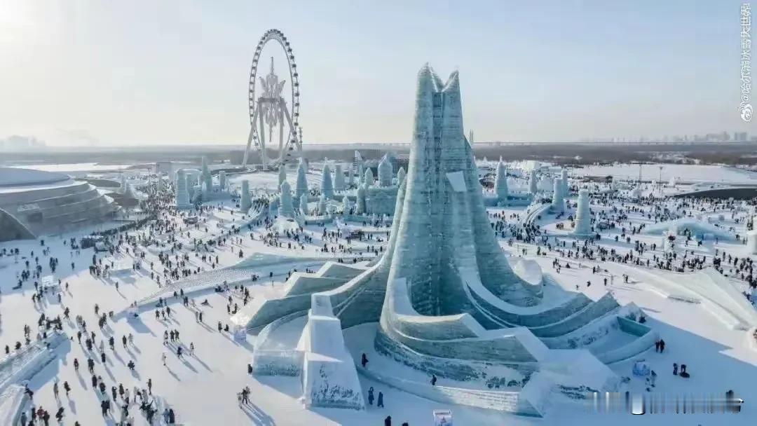 这个回答太解气！

“几十亿砸冰雪大世界，不如救济穷人办工厂，这才叫正事！”网上