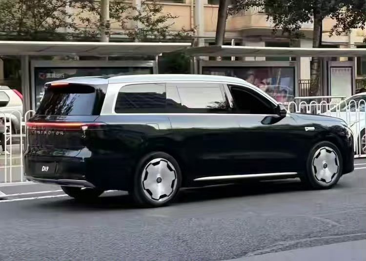 糟了，现在不管啥价的车，都流行几百万豪车才有的大饼轮毂了[捂嘴哭][捂嘴哭]我想