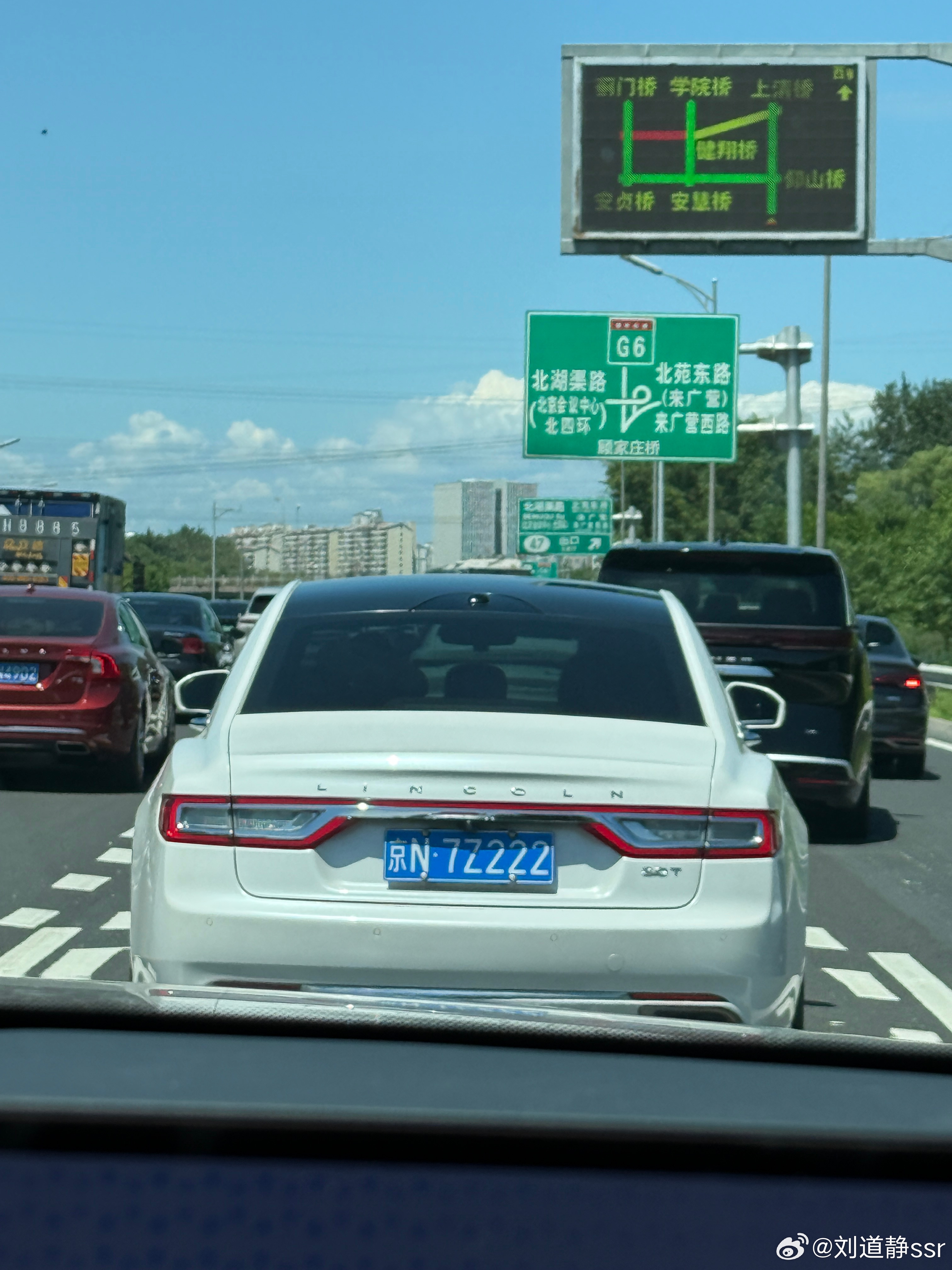 这个林肯挺有样啊[赞]牌照看成4个2了[憧憬]  ​​​