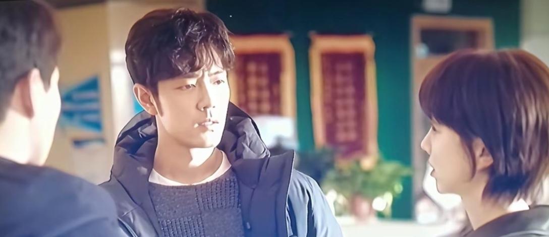 央8黄金档热播剧《蒸蒸日上》刚结束，《小城良方》无缝衔接上了。仔细查了一下，这是