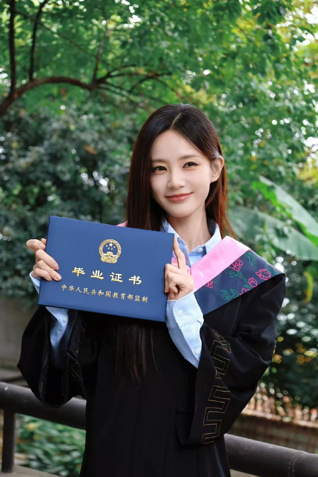 李一桐学士服造型李一桐学士服李一桐学士服造型李一桐