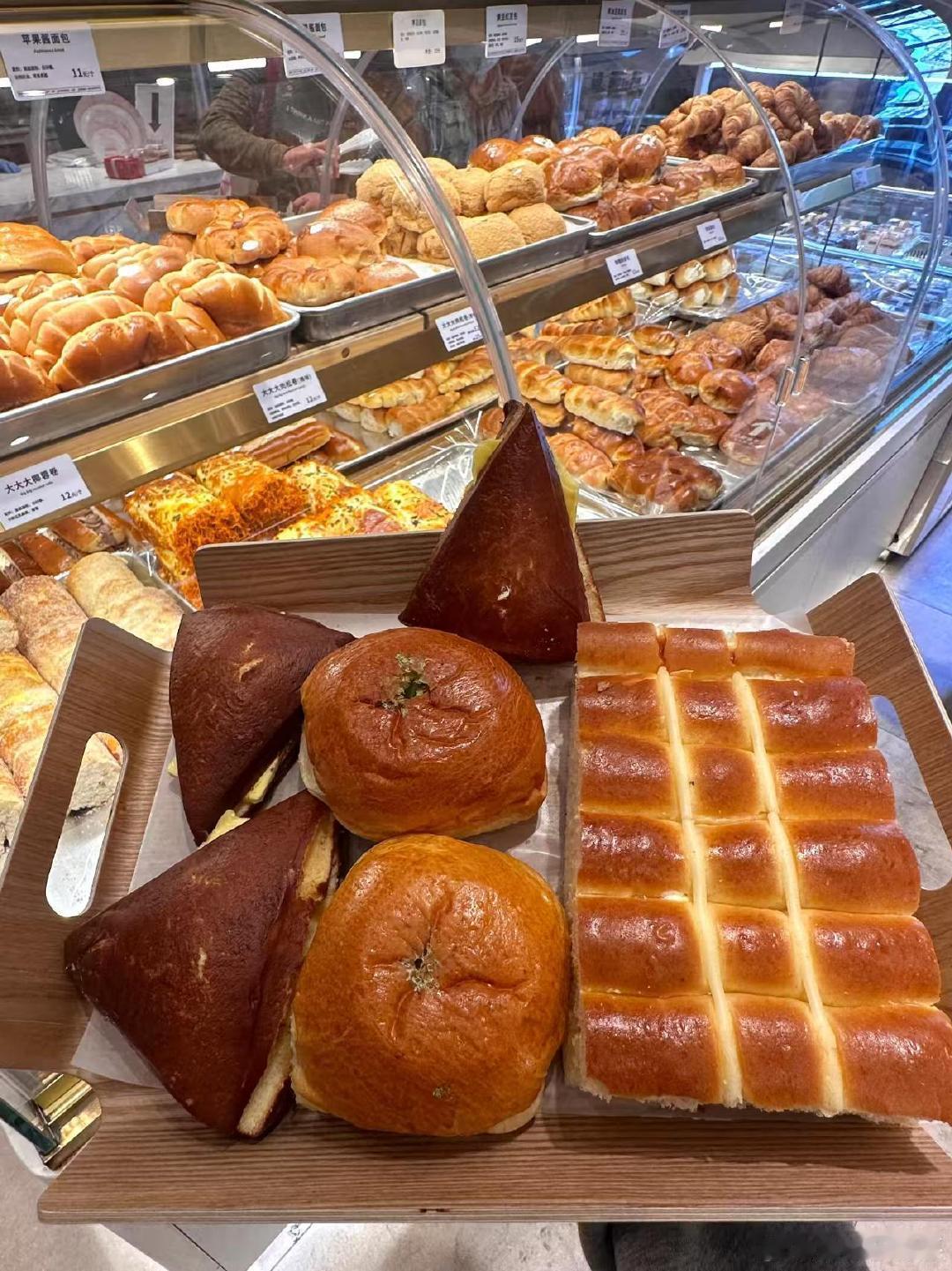 李佳琦误食过期面包火出圈李佳琦带火面包品牌回应暂时下架 戏剧性拉满！李佳琦误食过
