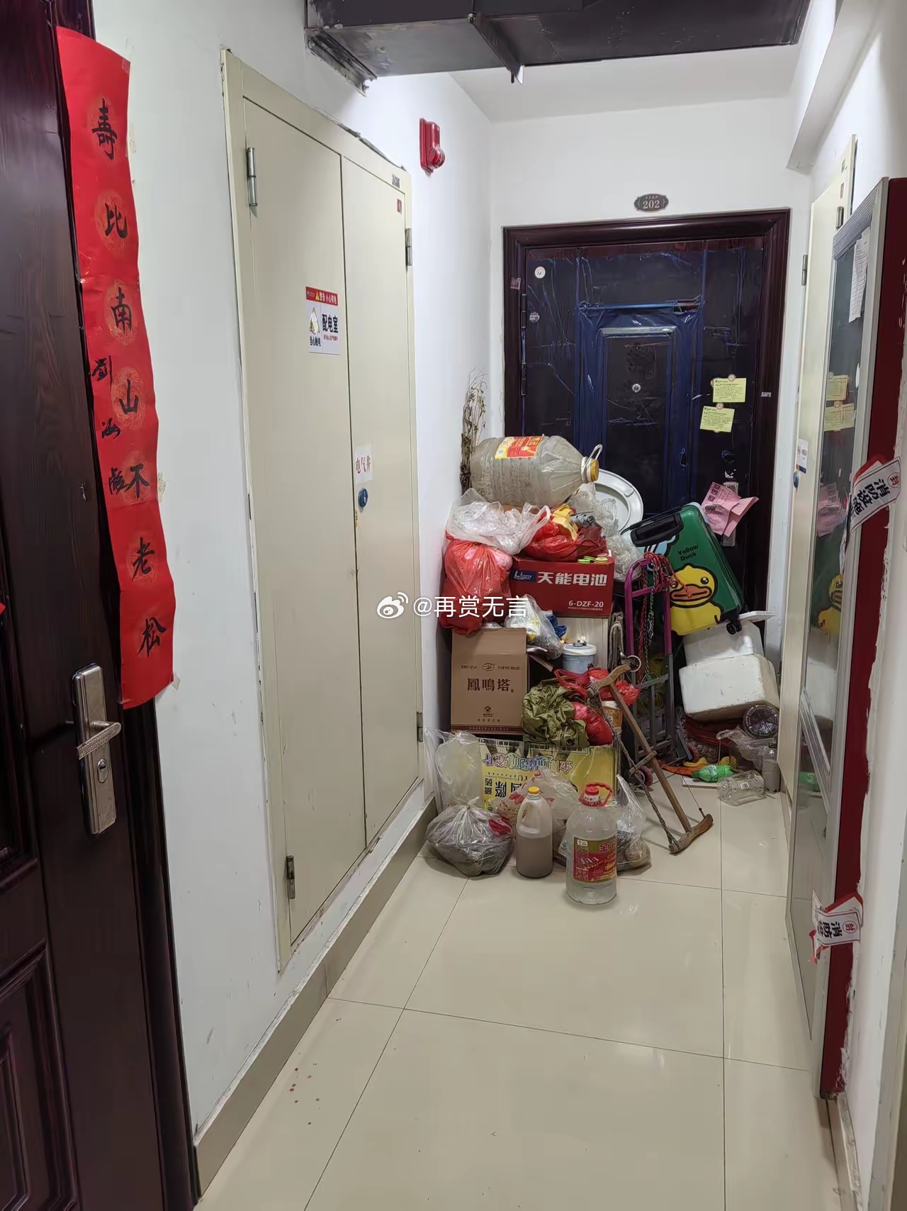 奶奶来城里带孩子没事干，平常就出去捡一下废品。明明这个堆在我们房间门口，怎么就被