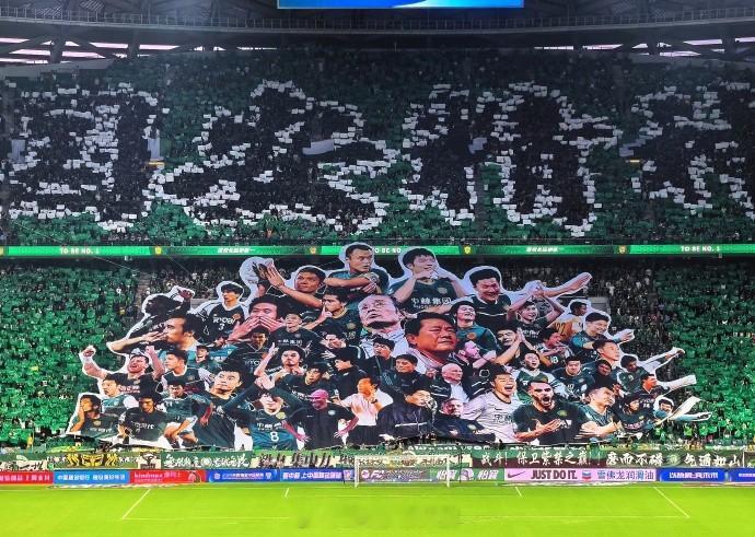 #北京国安2分钟2球#国安开场Tifo 名宿集合，洪老爷子在中间！ 国安开场5分