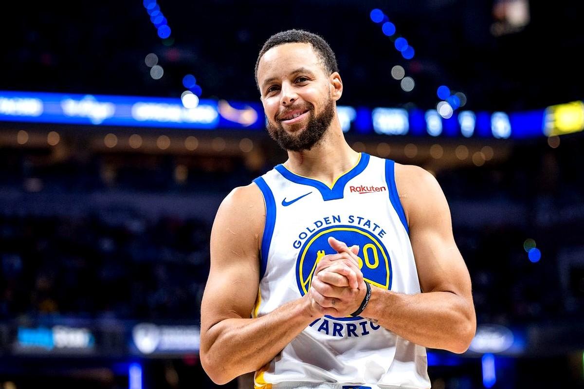 勇士最近是不是被劈成两半啦？主场猛如虎，客场蔫成猫，分差破了本世纪纪录！

但吐