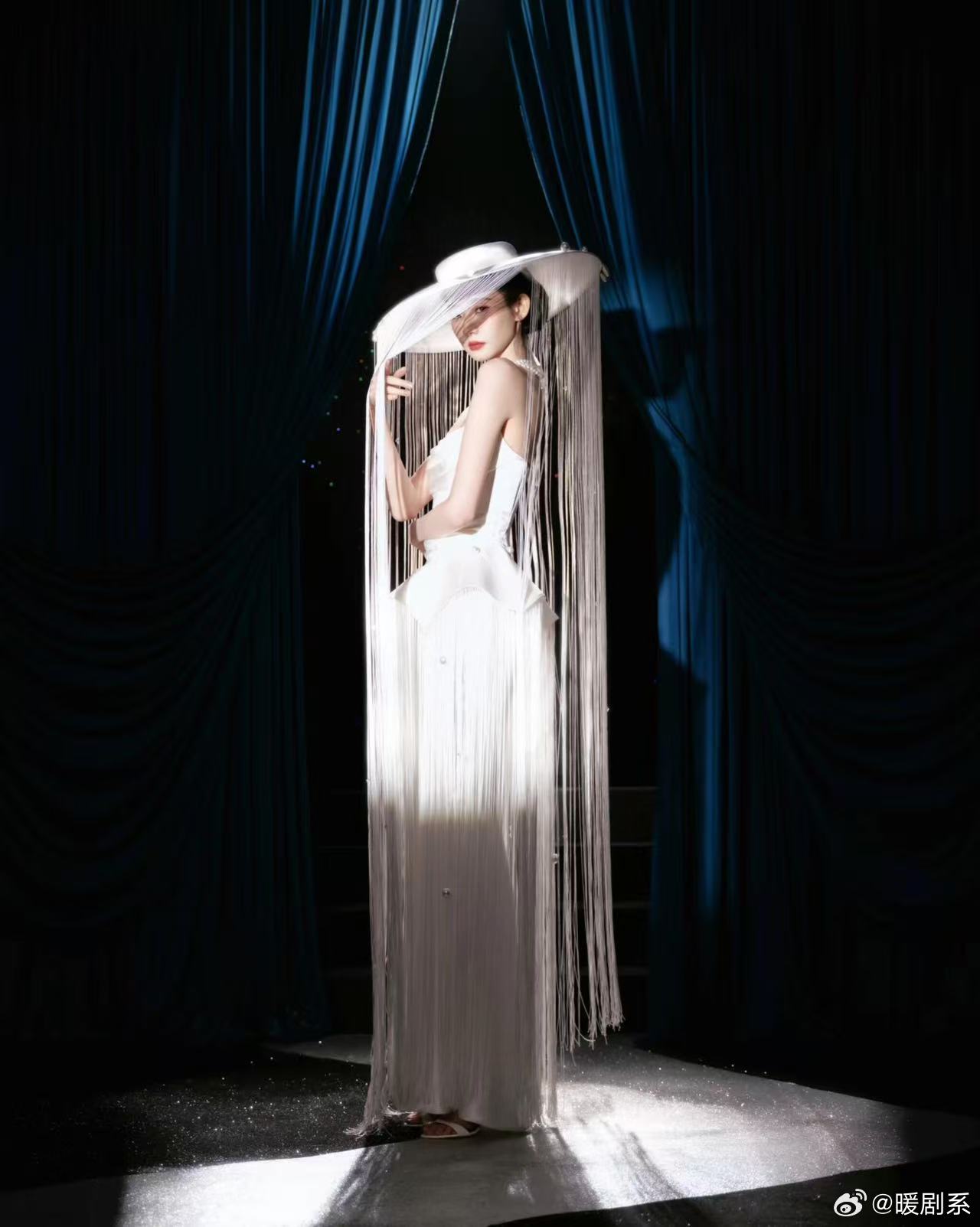 张艺凡上班迷路也不忘饭撒 笨蛋美女实锤了！路痴属性拉满，宠粉属性也拉满。一边找路