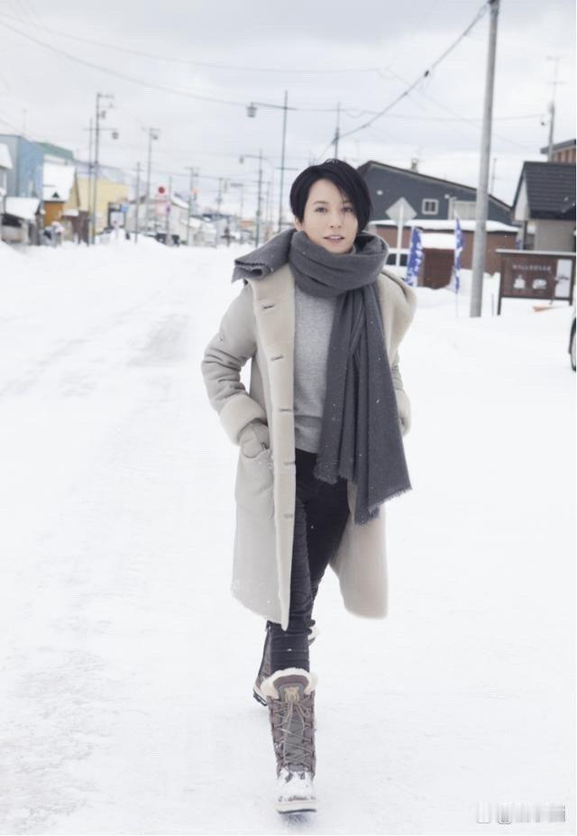俞飞鸿剪了短发更年轻！穿大衣+围巾+雪地靴，时髦又减龄！ 