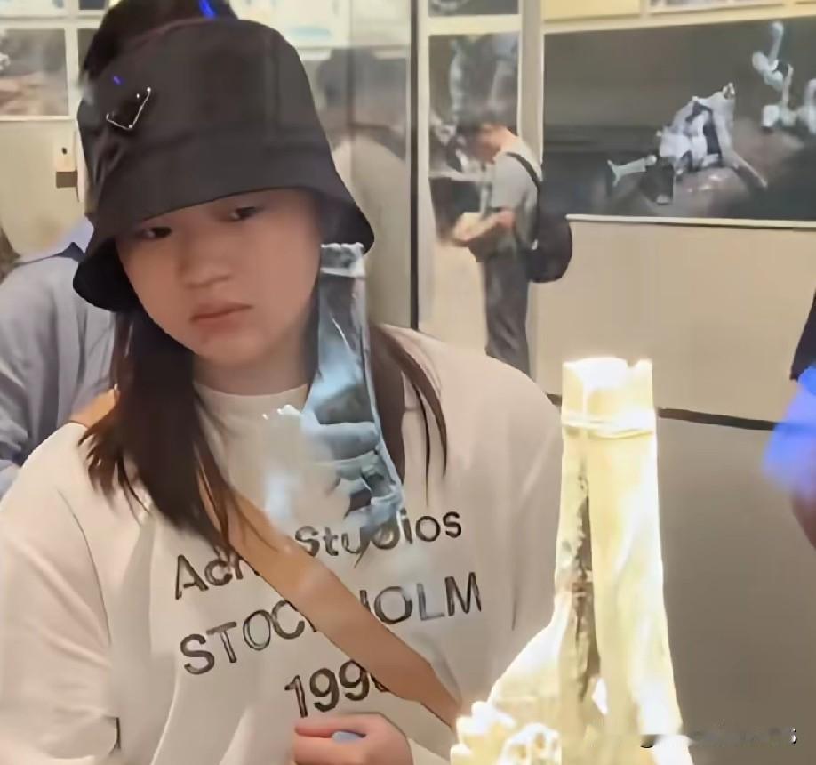 刷到全红婵的近照，她的变化着实很大。昔日那个小巧玲珑的小姑娘，如今身高快到160