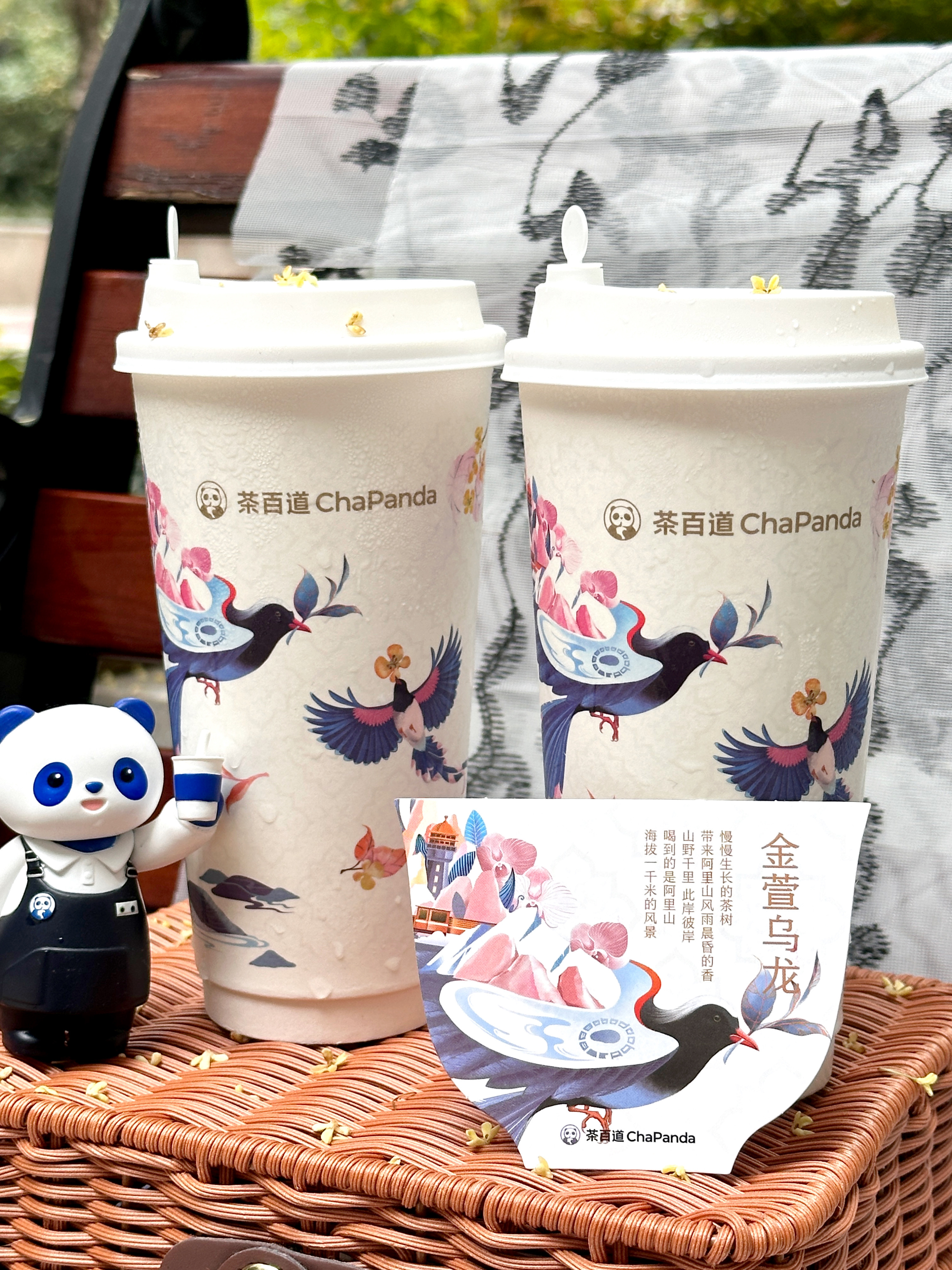 哦莫？茶百道又换新皮肤了？#茶百道新品含金量拉满了# 桂花金萱乌龙蓝鹊限定杯也太