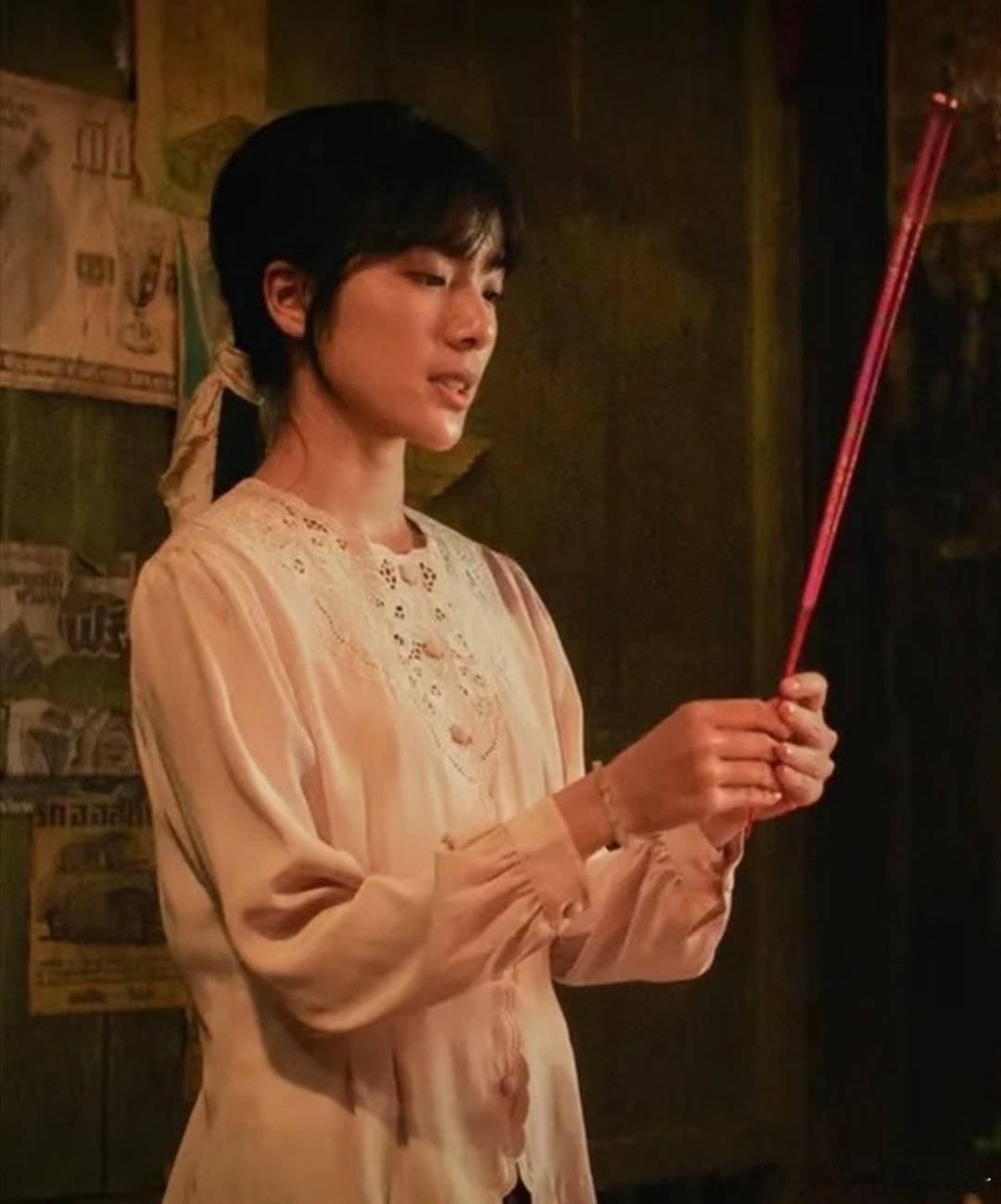 给阿嬷的情书南枝爸爸嘴硬没撑过三秒 摆出尖锐倔强的模样维护长辈体面，可只要牵扯女