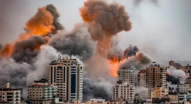 胜利营炸了！几架廉价无人机加火箭弹，悄无声息摸进巴格达美军核心营地，“鲜血守护旅