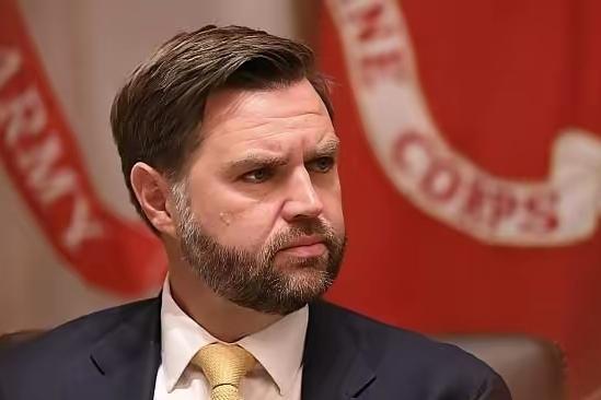 就在刚刚
美国副总统万斯的家，近几日遭到不明身份者的袭击，虽然当晚家中无人，未造