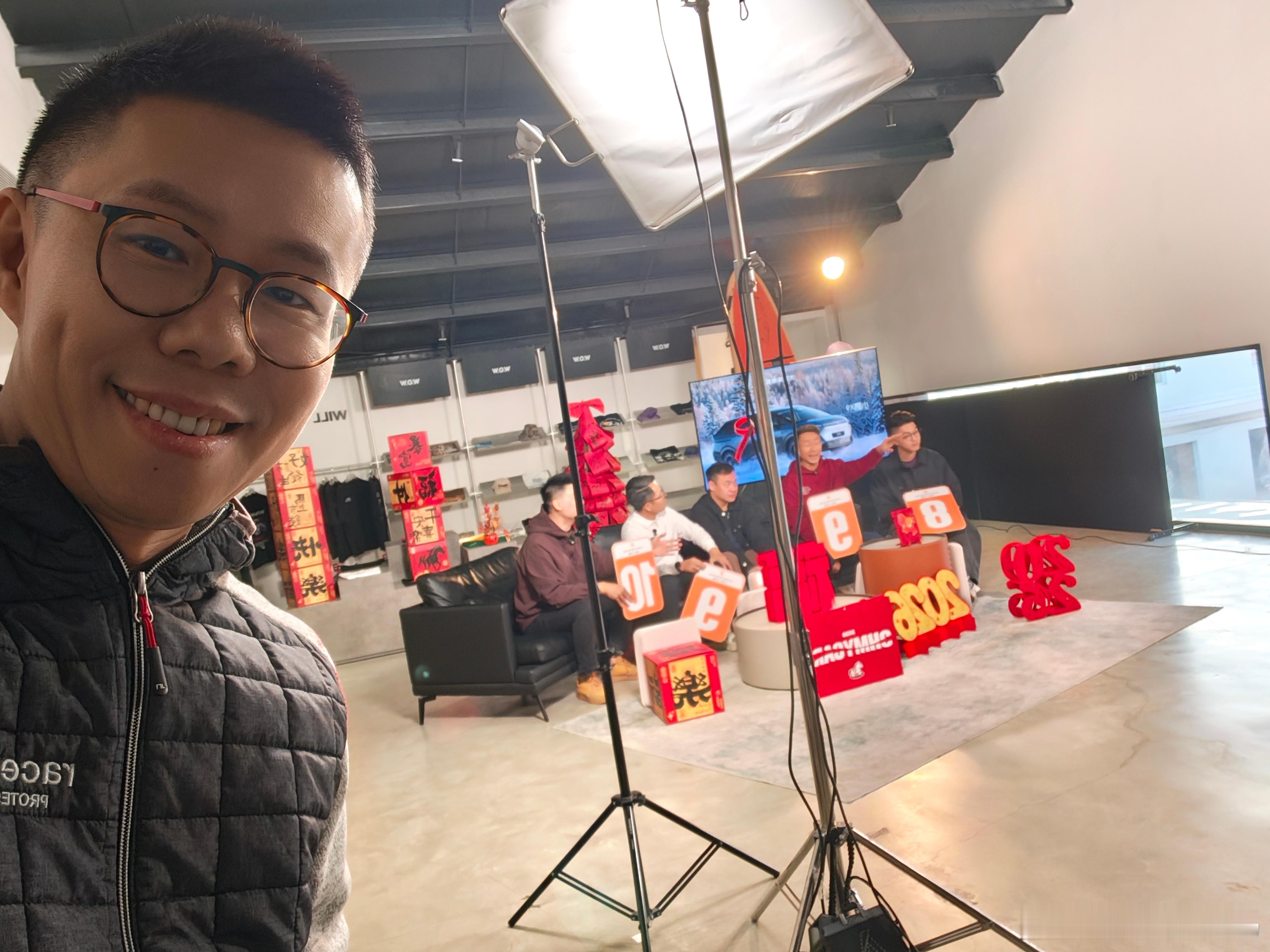 早上拍节目，纯爷们专场，女主持人没有一个能在10点半前出现