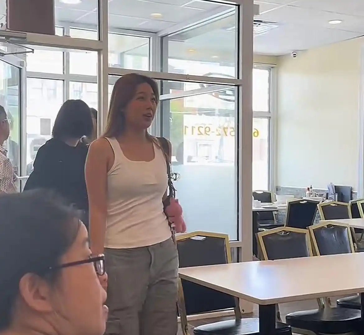 郑伊健路边摊被偶遇，头发稀疏成这样了？49岁蒙嘉慧胖到认不出！ ​​​