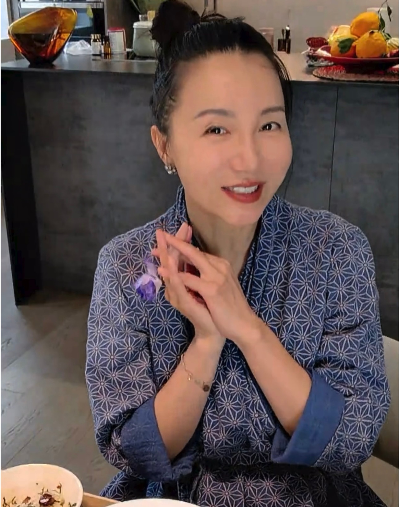 阿朵直播阿朵直播称体重 被问体重怎么办？现场直接上秤！午饭实时体重52.6kg，