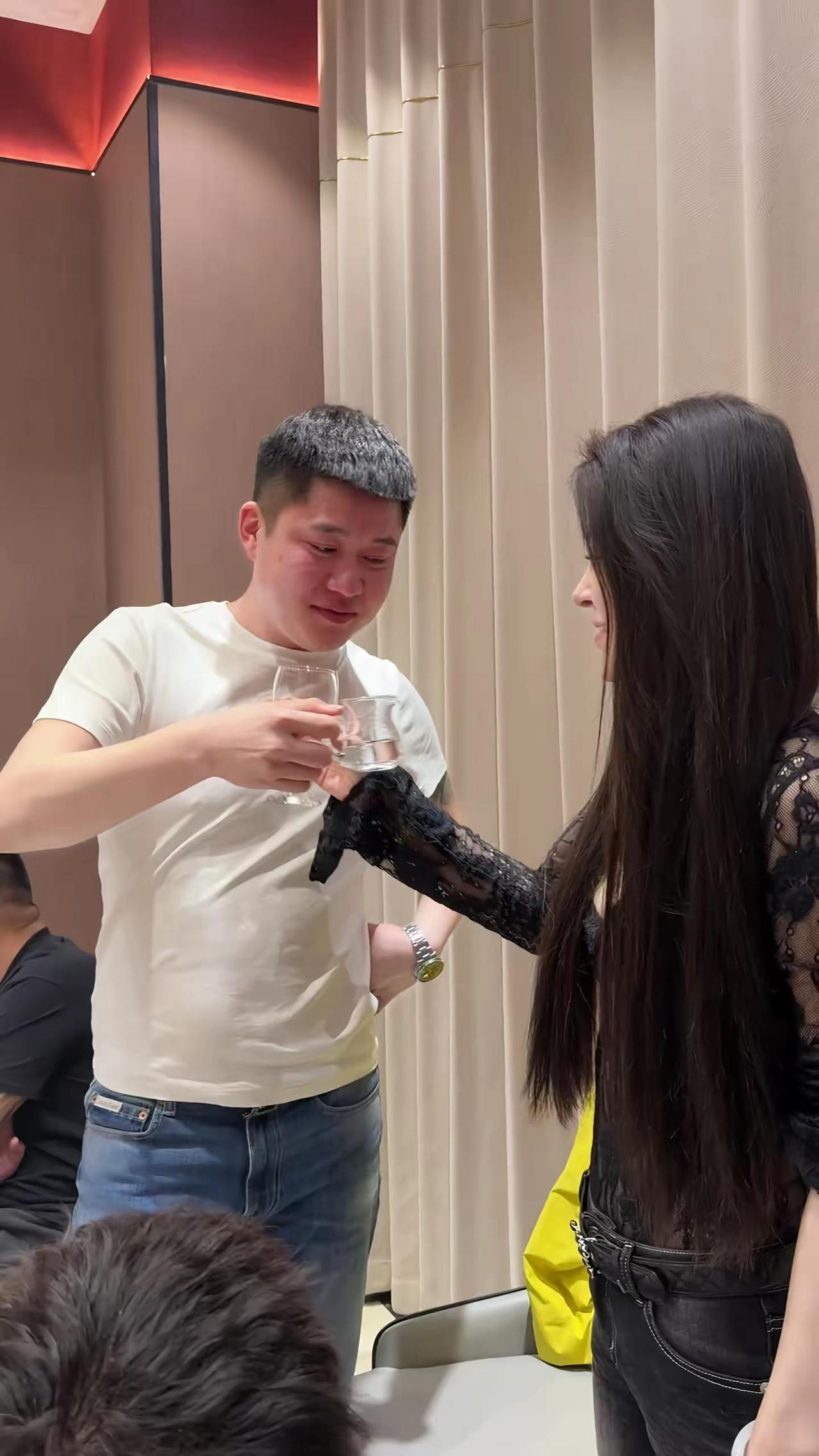 认识你的时候我十几岁 现在我29岁 我们是彼此的整个青春 从恋人走到夫妻 我们俩