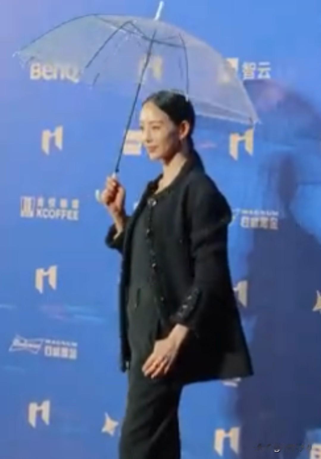 张钧甯红毯突发意外！透明伞被风吹成“骨架”！自己都笑翻了！


张钧甯红毯太逗了