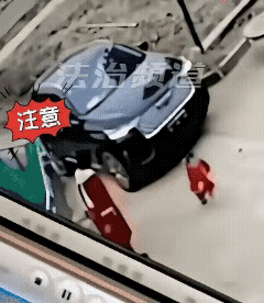 看到法制频道的这条视频让人心痛，这个女人带娃，孩子在路上，车子来了还无动于衷，孩