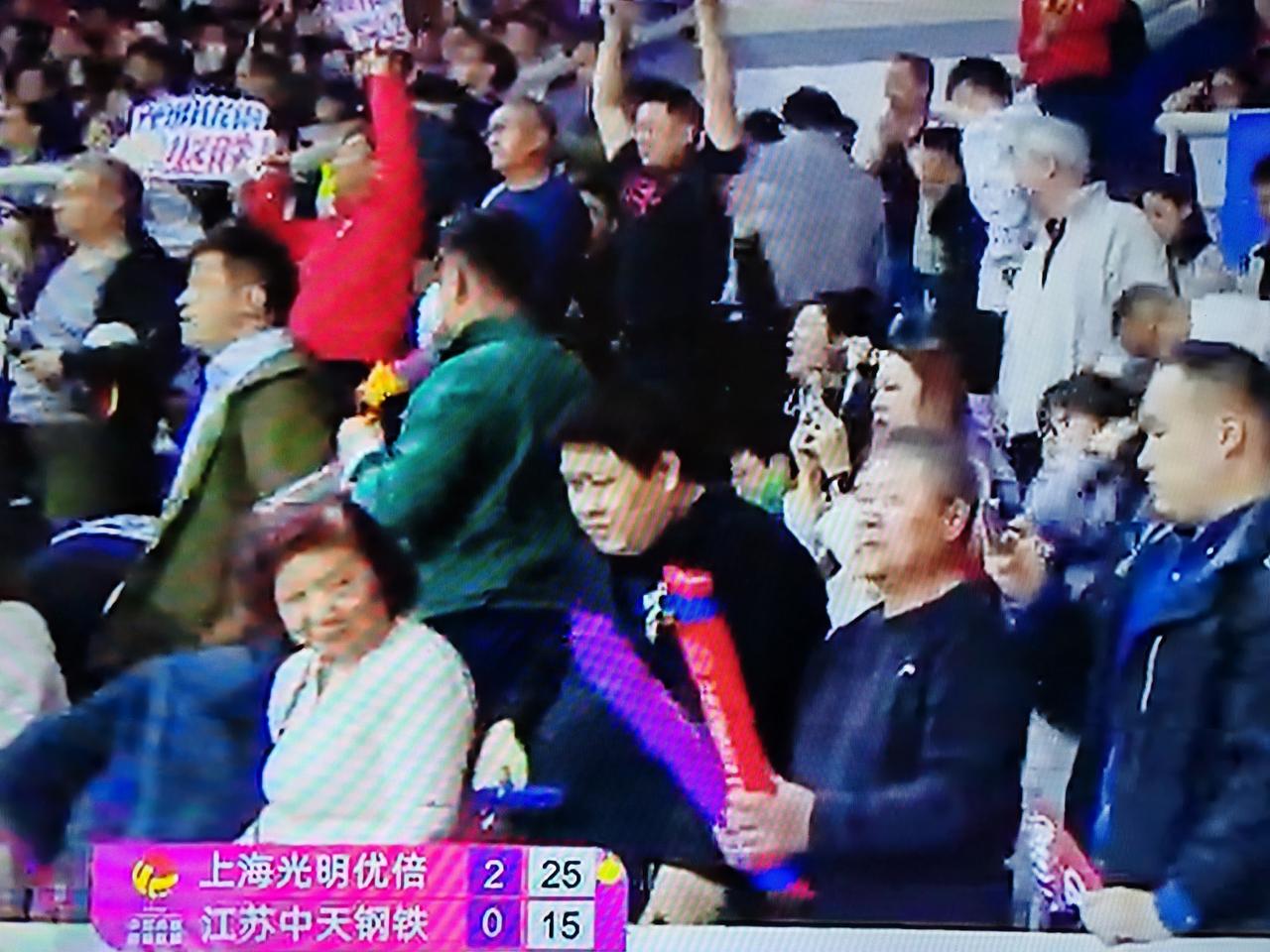 3：0，女排排超联赛决赛第二场上海女排战胜江苏女排，三局比分是：25：20，25