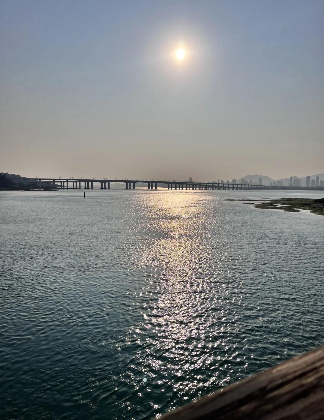 我要知道我已经待在安全、舒适的环境里
只有当一个人感到安全、舒适
她才会把目光看