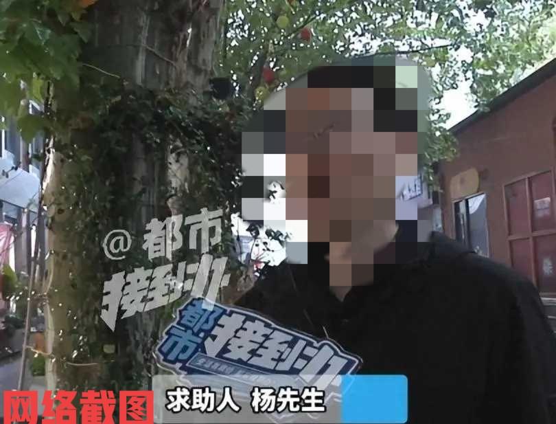 河南郑州有男子看有相亲广告。

男子是名高数老师，只是忙于工作没有对象，这也是让