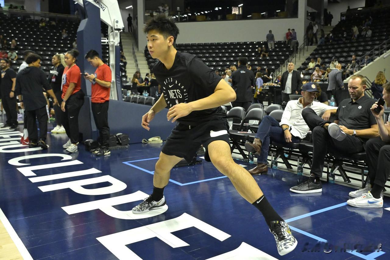 北京时间10月9日，中国球员崔永熙代表布鲁克林篮网队迎来了NBA季前赛首秀。面对